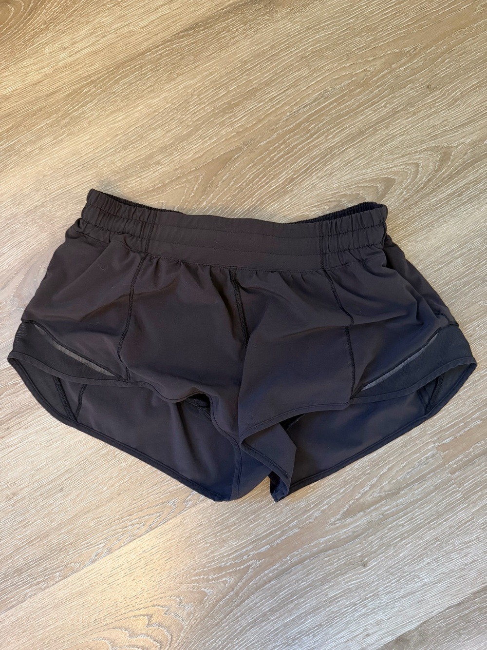 Lululemon hotty hot shorts (size 8, 2.5 in inseam)